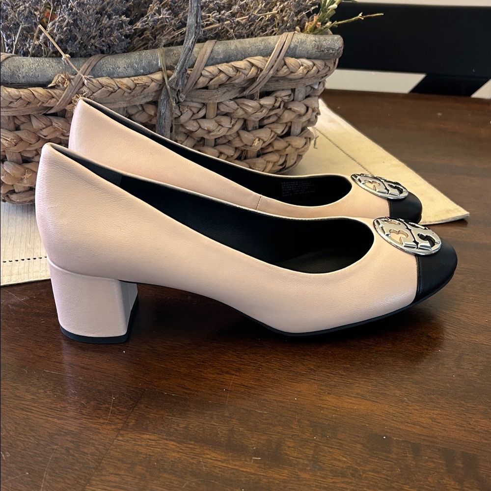 Tory Burch Pumps Size 7 1/2 NWOT - Picture 5 of 9